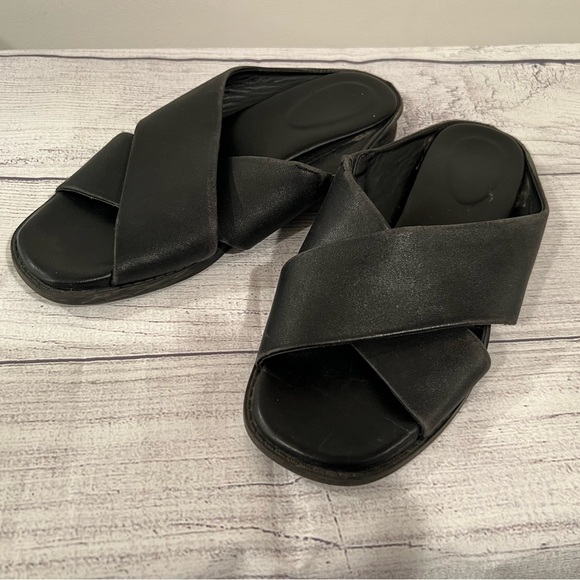 EVOLVE women Chic Black Cross-Strap Sandals/size 6 - Picture 3 of 11
